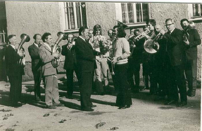 Vorm Kulturhaus Oberweibach 1973